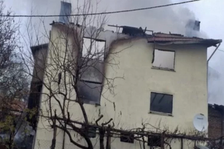Bursa'da 3 katlı ev kül oldu!