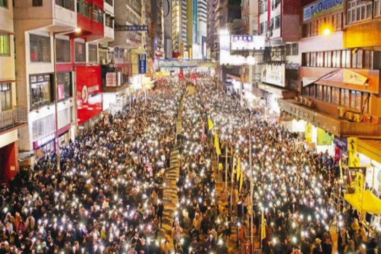 Hong Kong'da yüksek katılımlı yürüyüş