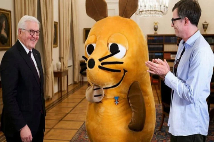 Almanya Cumhurbaşkanı'ndan fareye Liyakat Nişanı!