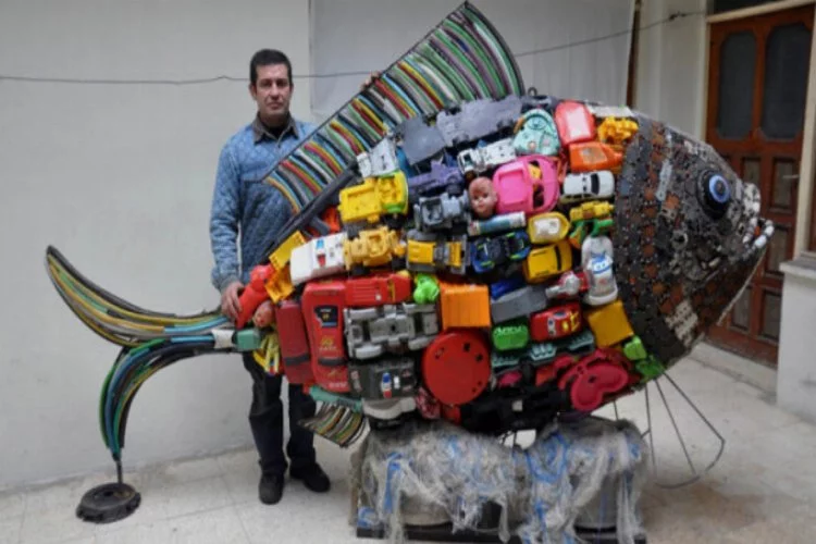 Plastik ve metal atıklarla 200 kiloluk balık heykeli yaptı