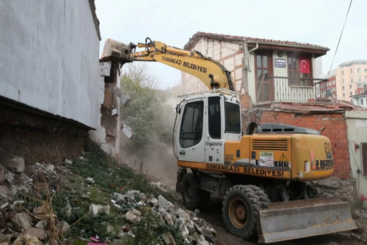 Bursa'da bir evin kaçak bölümü yıkıldı!