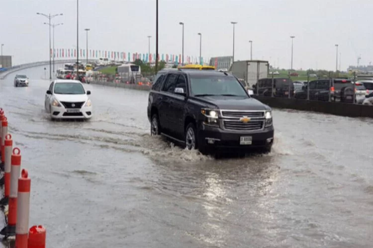 Dubai'de yaşanan sel uçuşları aksattı