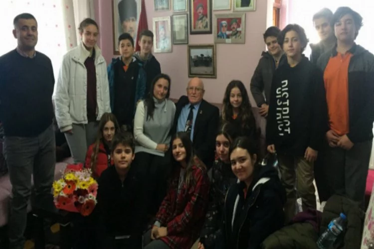 Bursa'da öğrencilerden şehit babasına anlamlı ziyaret