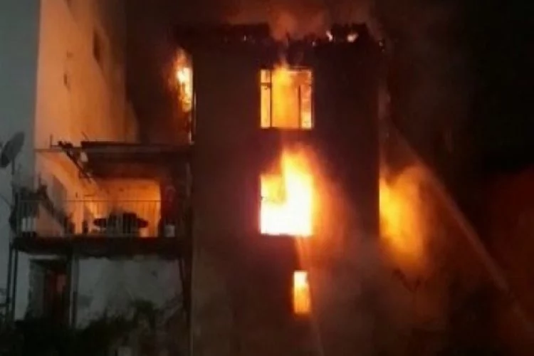 Bursa'da 3 katlı bina yandı!