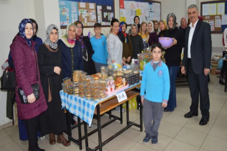 Bursa'da Yerli Malları Haftası'nda ihtiyaç sahibi öğrencilere yardım topladılar