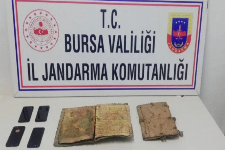 Bursa'da bin yıllık İncil'i satarken yakayı ele verdiler!