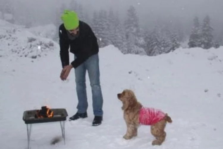 Köpeğiyle birlikte kar üstünde mangal yaptı