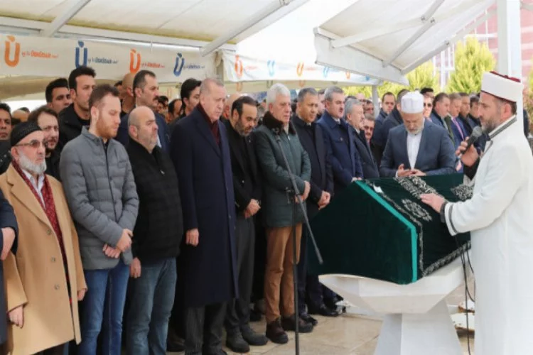 Erdoğan aile yakınının cenaze törenine katıldı