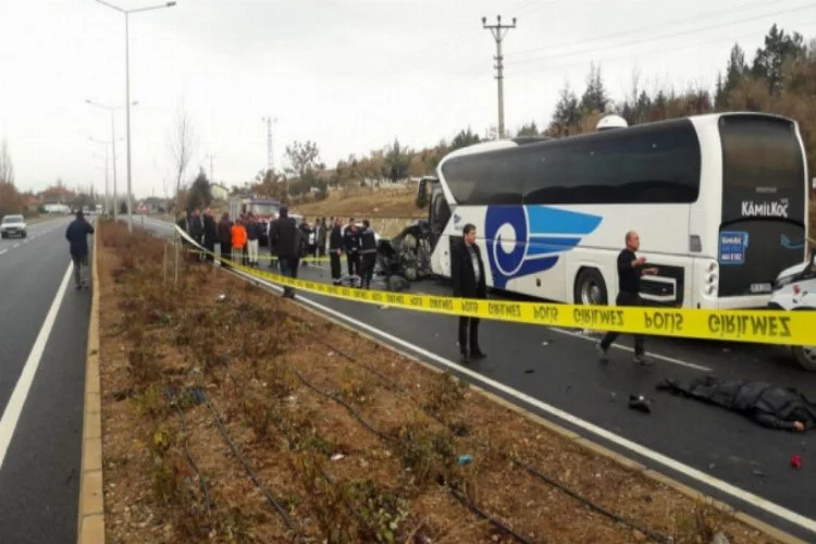 Otobüs ile otomobil çarpıştı: 4 ölü