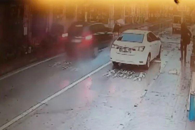 Mudanya'da araba çarpan yaşlı kadın metrelerce sürüklendi
