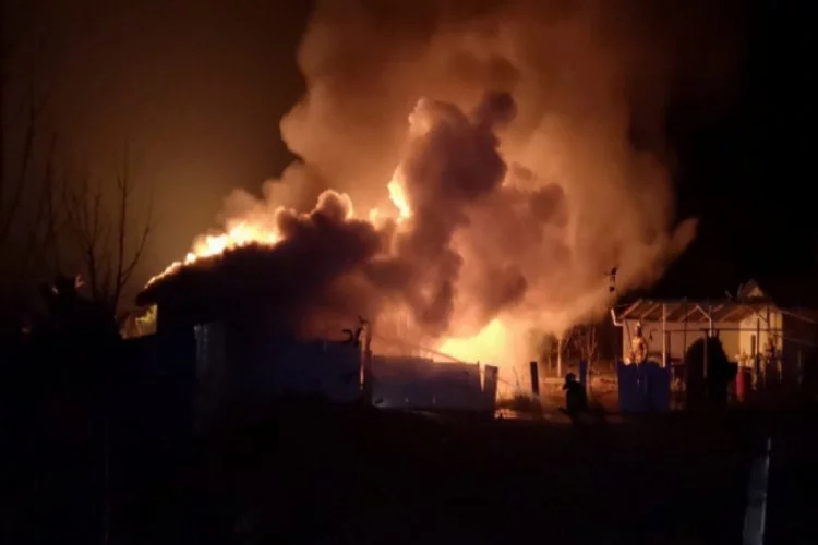 Bursa'da çiftlik evindeki yangında 30 tavuk telef olmaktan kurtarıldı
