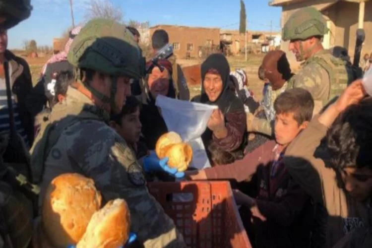Mehmetçik'ten Suriyelilere ekmek dağıtımı