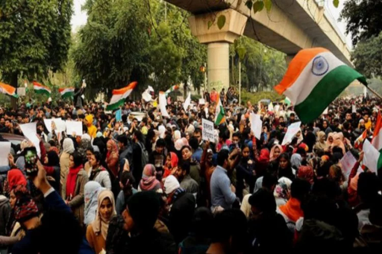 Hindistan'daki protestolarda binlerce kişiye gözaltı!