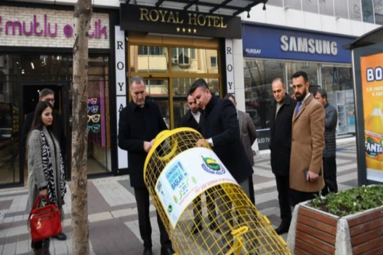 Bursa'da pet şişe kafesleri caddelerde yerini alıyor