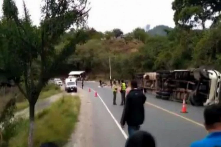 Kamyon yolcu otobüsüne çarptı: 21 ölü