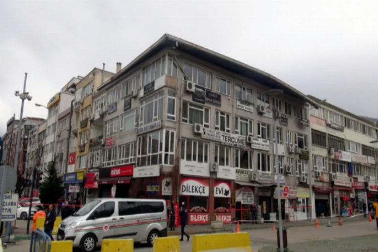 Bursa'da şiddetli lodos çatıyı kaydırdı!