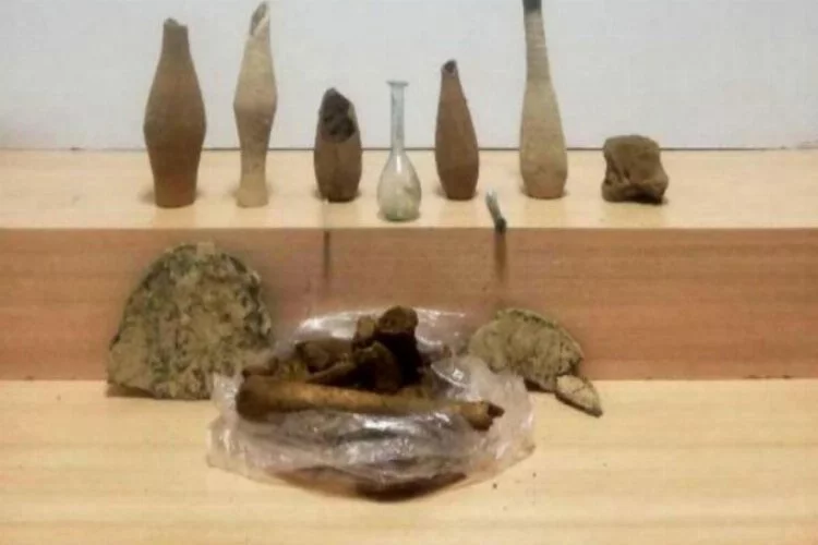 Roma dönemine ait 10 cam ve toprak şişe ele geçirildi