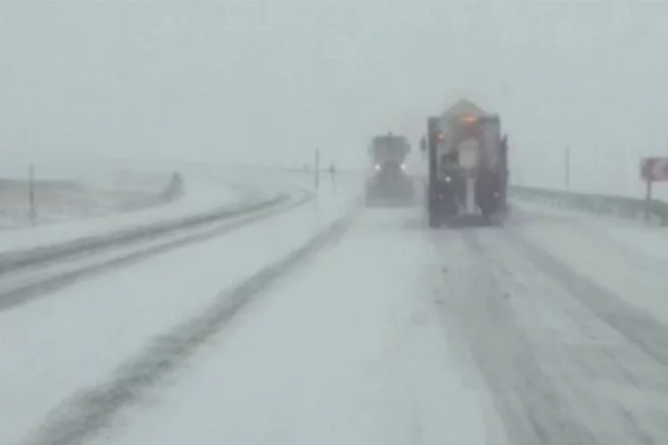 Sürücüler kar yağışına hazırlıksız yakalandı