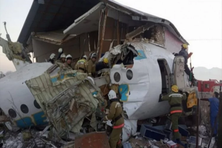 Kazakistan'da yolcu uçağı düştü! Çok sayıda ölü ve yaralı var