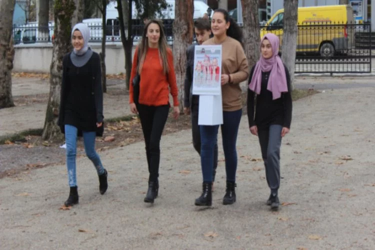 Bursa'da vatandaşlar bilinçlensin diye kapı kapı gezip afiş astılar