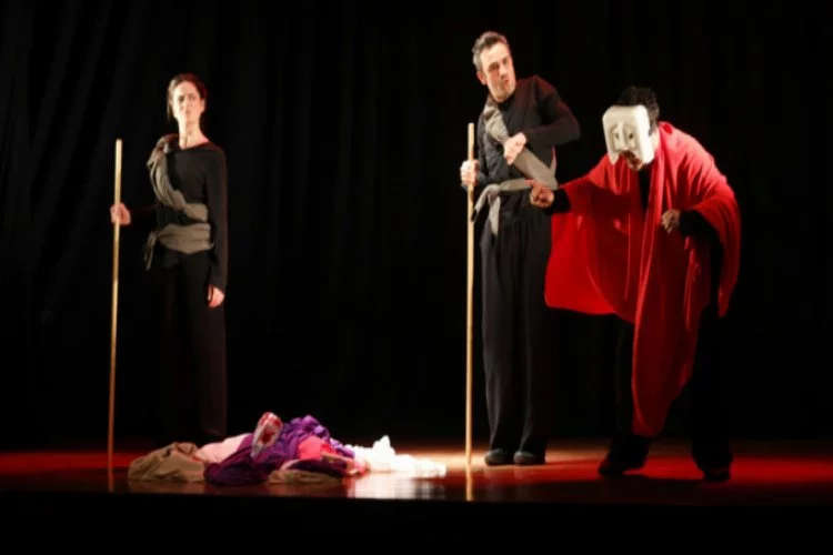 'Kafkas Tebeşir Dairesi' oyunu Mudanya'da sahnelendi