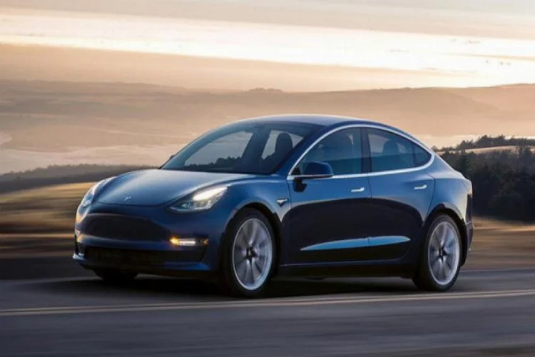 Tesla, ilk Model 3 otomobilleri teslim etti