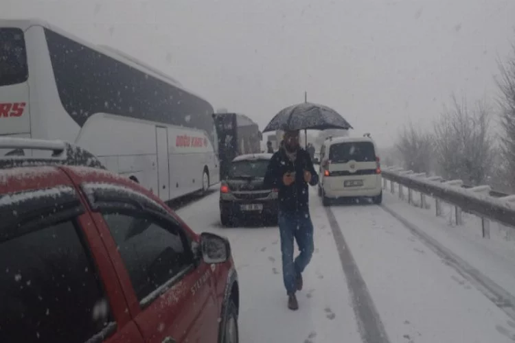 Yoğun kar Bursa-Ankara yolunu kapattı!