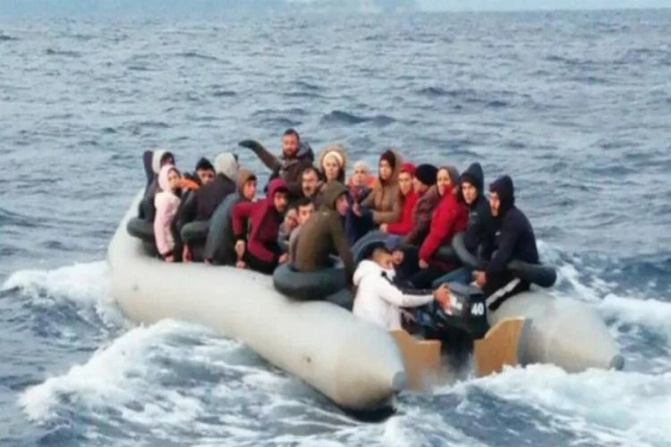 Lastik botta 31 kaçak göçmen yakalandı