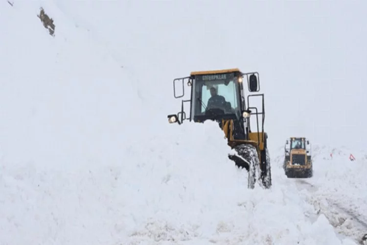 82 mahalle yolu kardan kapalı