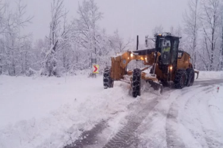Bursa'da kardan kapanan 20 köy yolu açıldı!