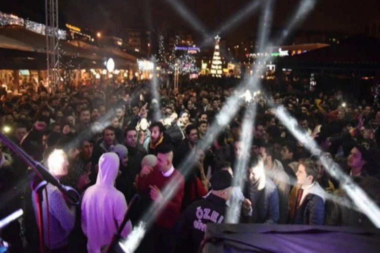 Bursalılar yeni yıla müzik ve dansla girdi