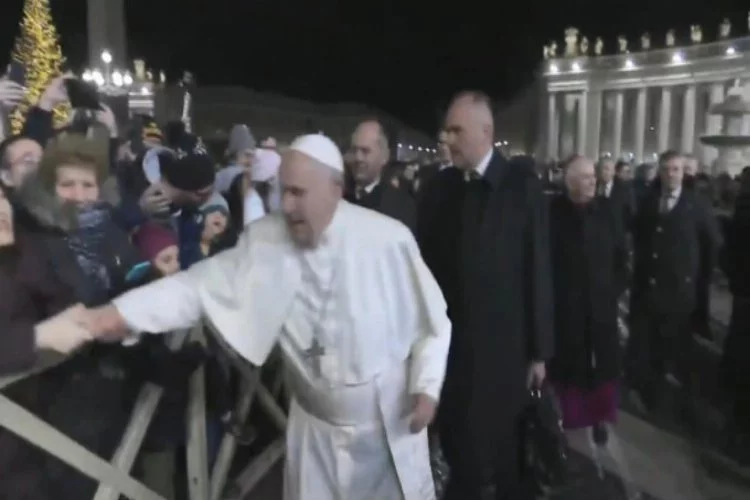 Papa Francis'ten, elini bırakmayan kadına sert tepki