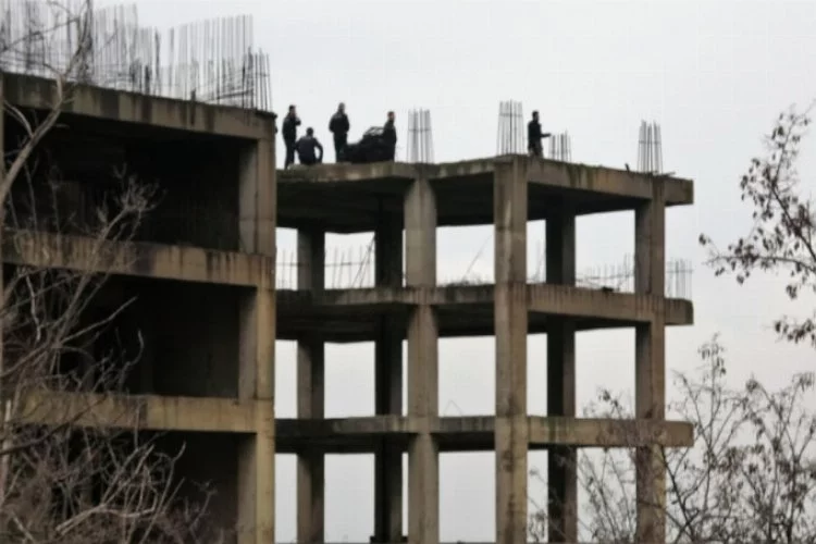 Bursa'da 12 katlı binanın çatısında intihar paniği!