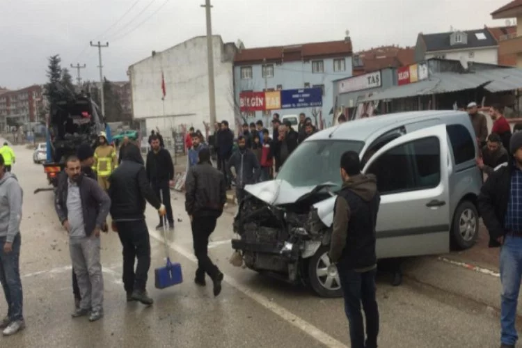 Bursa'da hafif ticari araçla minibüs çarpıştı!
