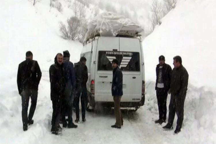 Karda mahsur kalan minibüsteki 20 kişi kurtarıldı