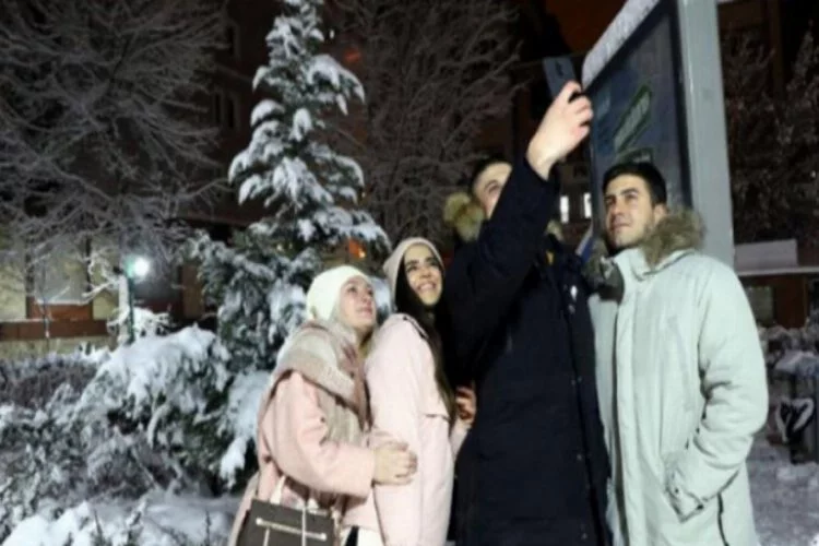 O ilde kar yağışı İranlı turistler için eğlence kaynağı oldu