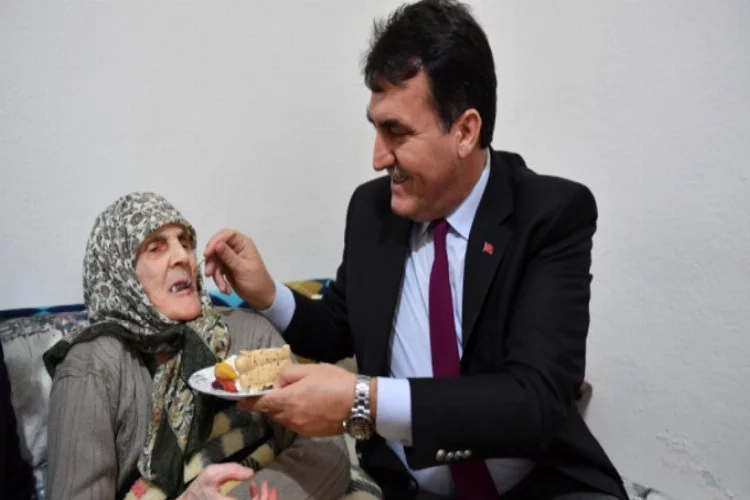 Bursa'da 105 yaşındaki Ümriye Teyze'ye sürpriz doğum günü