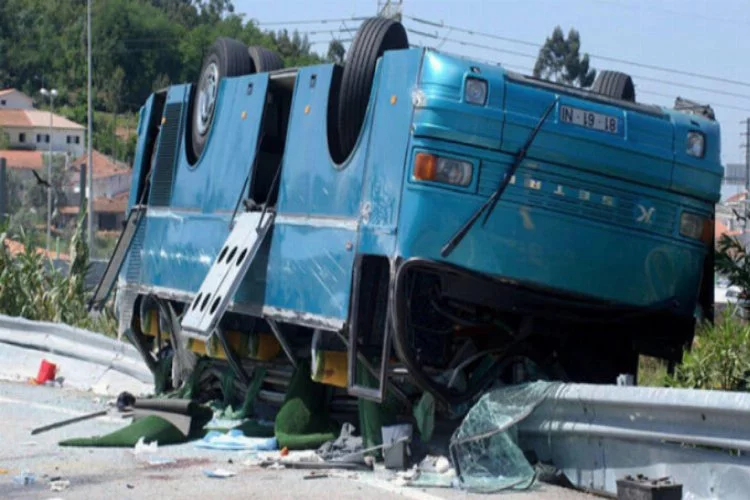Otobüsle otomobil çarpıştı: 22 ölü, 10 yaralı