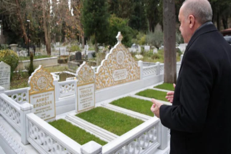 Erdoğan'dan anne ve babasının mezarına ziyaret