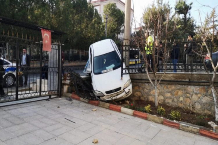 Bursa'da otomobil villa bahçesine uçtu!