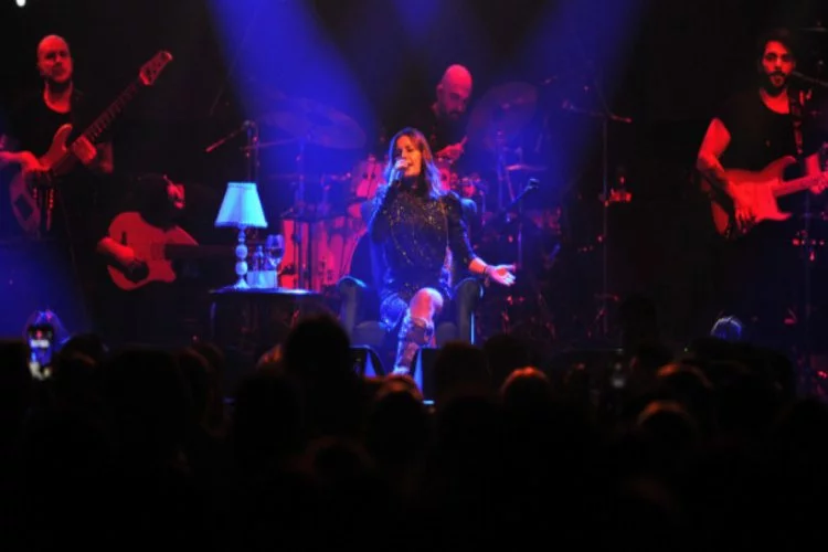 Merve Özbey'den Bursa'da bandajlı konser