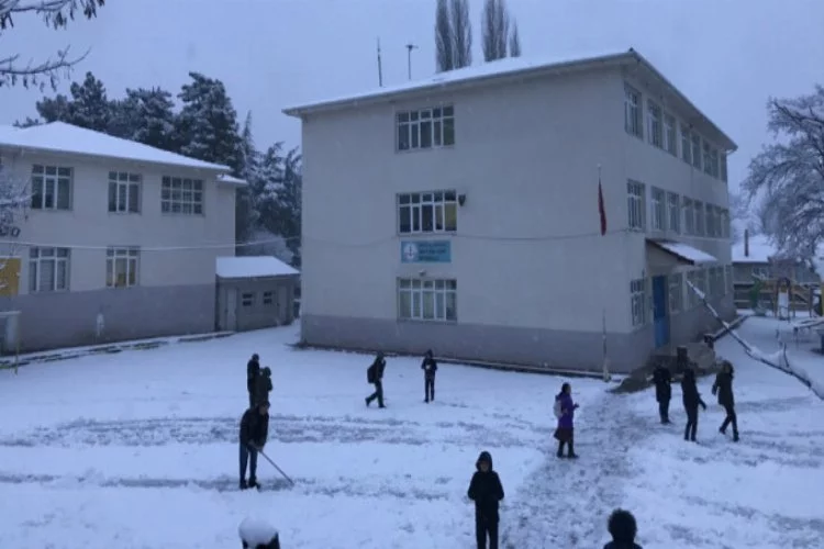 Bursa'nın Büyükorhan ilçesine kar yağdı