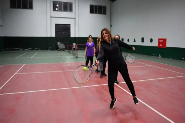Bursa'da belediye personeline kort tenisi kursu