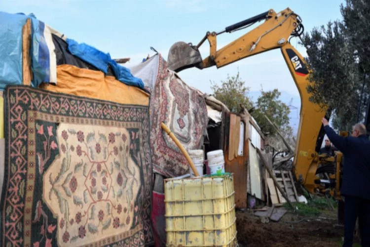 Emek'te kaçak barakalar yıkıldı