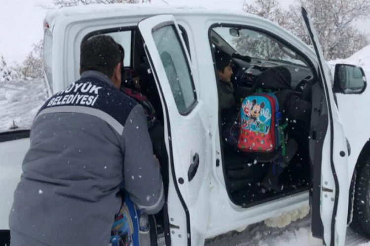 Karda mahsur kalan öğrenciler kurtarıldı
