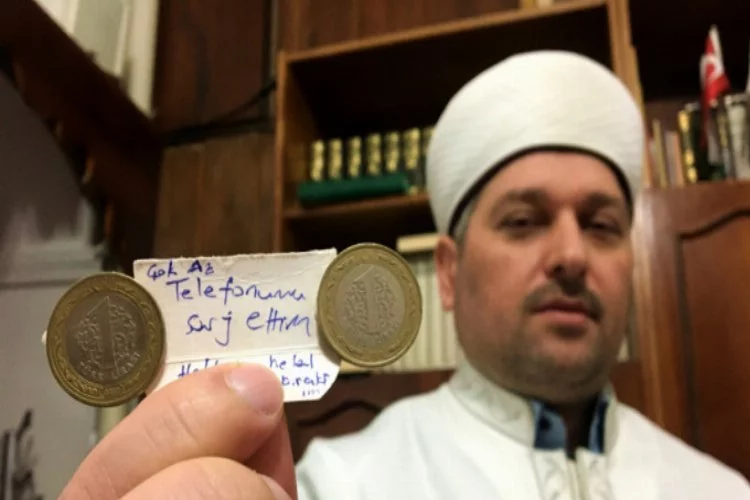 Bursa'da camide telefonunu şarj edip, para bıraktı