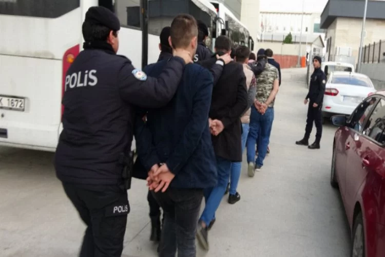 Bursa'da narkotik baskınında gözaltına alınan şüpheliler...