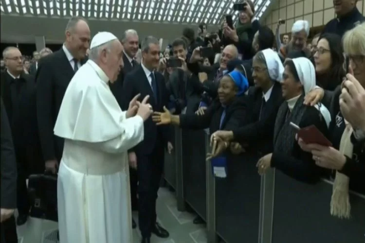 Papa Francis'ten rahibeye: "Sana bir öpücük veririm ama ısırmak yok!"