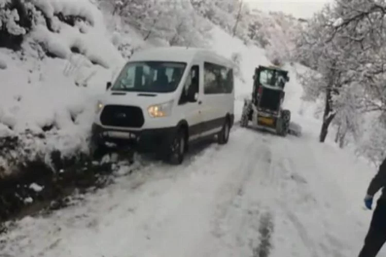 Bingöl'de kar 28 köy yolunu kapattı