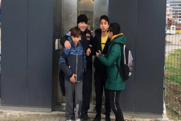 Bursa'da okul yolunda asansörde mahsur kaldılar